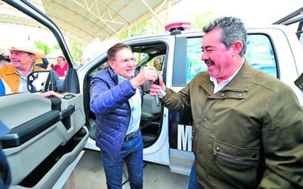 El gobernador de Durango, José Rosas Aispuro Torres, entregó apoyos a la gente del municipio del Mezquital. (CORTESÍA) 