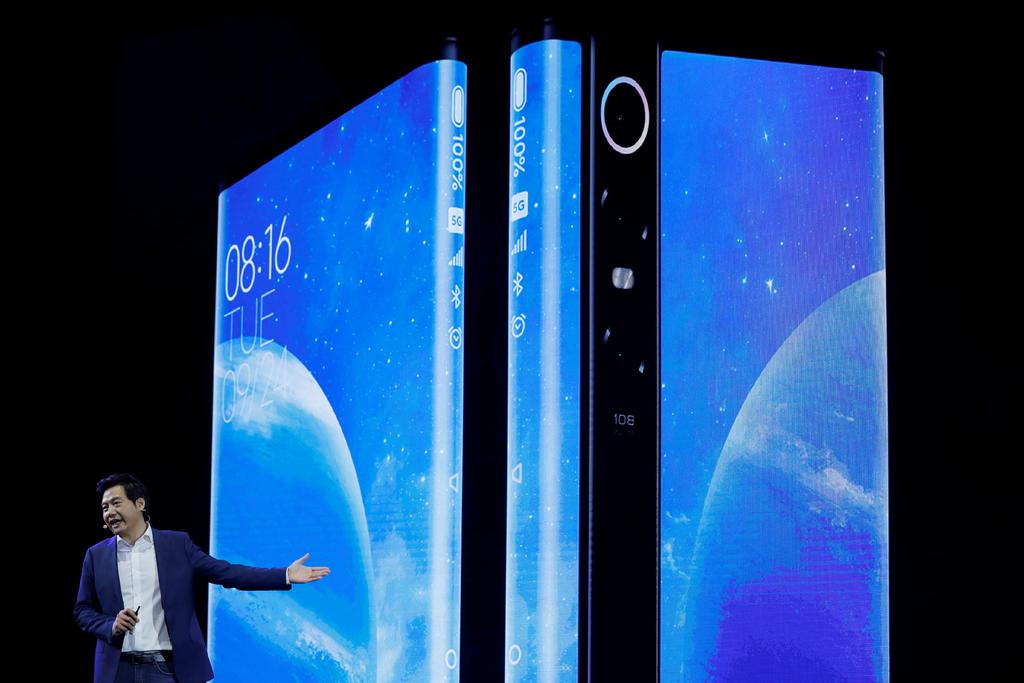 Lei Jun, fundador y CEO de la compañía de internet móvil china Xiaomi Technology Co. Ltd., presenta el teléfono inteligente Xiaomi MIX Alpha. (EFE) 
