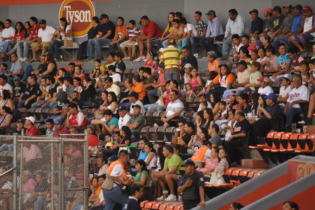 La afición lagunera al Rey de los Deportes, está invitada a pasar otra temporada en las gradas del octogenario estadio de la Revolución. (ARCHIVO) 