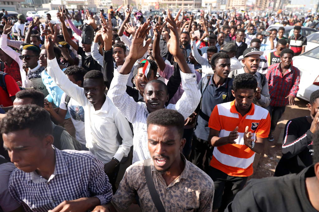 Los sudaneses salieron hoy en Jartum y otras ciudades de Sudán para conmemorar el primer aniversario del inicio de las manifestaciones que terminaron con el Gobierno de Omar al Bashir. (EFE) 