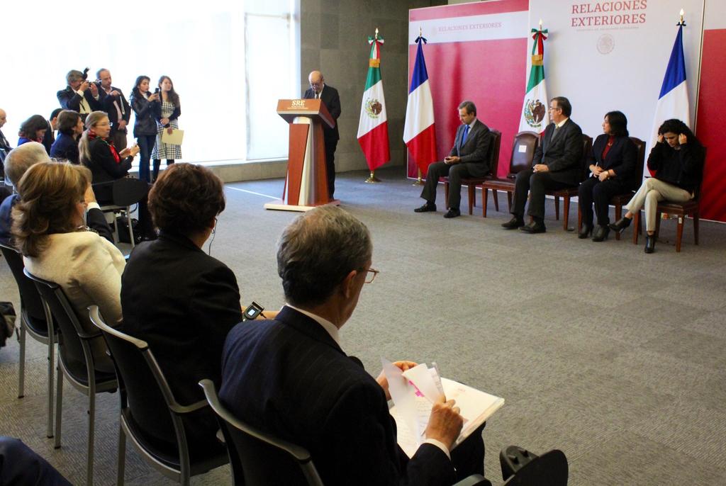 El secretario de Relaciones Exteriores, Marcelo Ebrard, resaltó hoy que México y la Unión Europea inician una nueva etapa de su relación con la firma de seis convenios de colaboración con Francia en materia educativa, laboral y anticorrupción. (TWITTER)