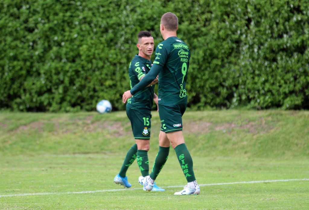 Julio Furch (d) marcó los primeros dos tantos de los Guerreros, que se impusieron ayer 4-2 a Cimarrones de Sonora. (CORTESÍA SANTOS) 