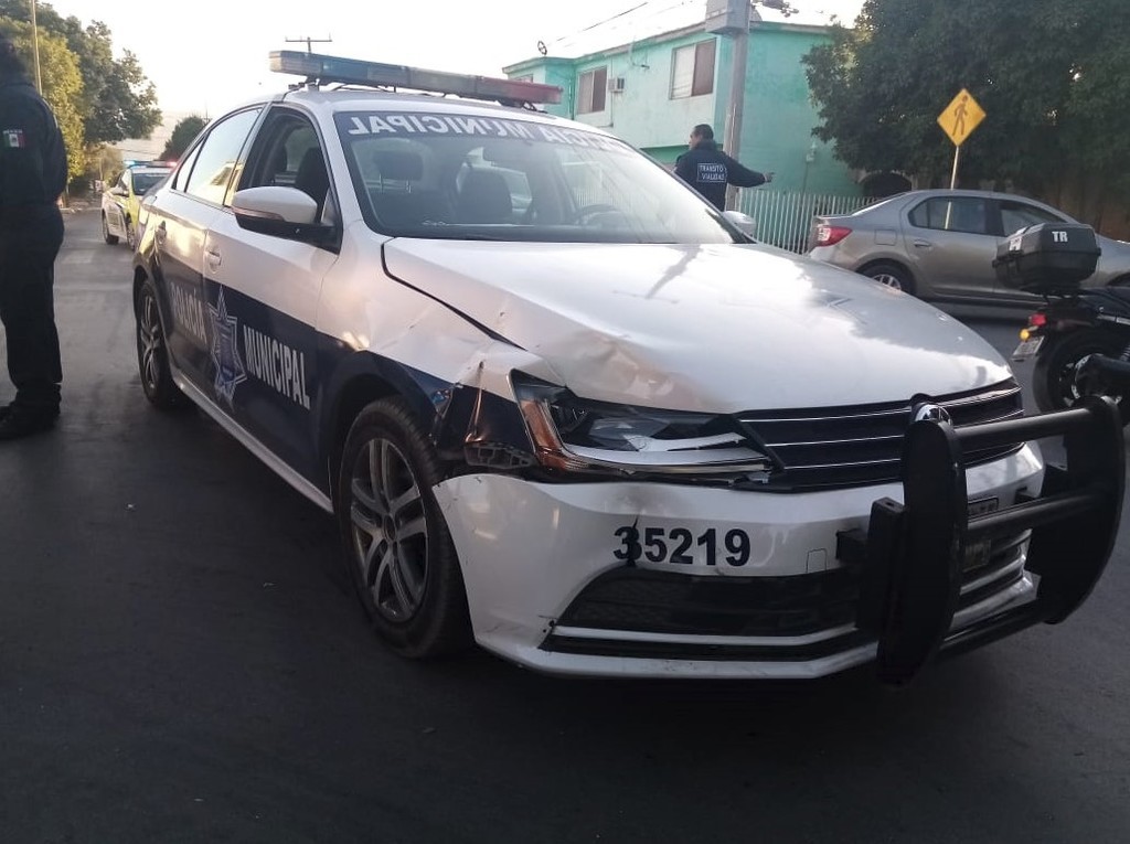 Una patrulla de la DSPM impactó a un motociclista el miércoles por la tarde en la avenida Artes Gráficas y calle Francisco I. Madero. (EL SIGLO DE TORREÓN)