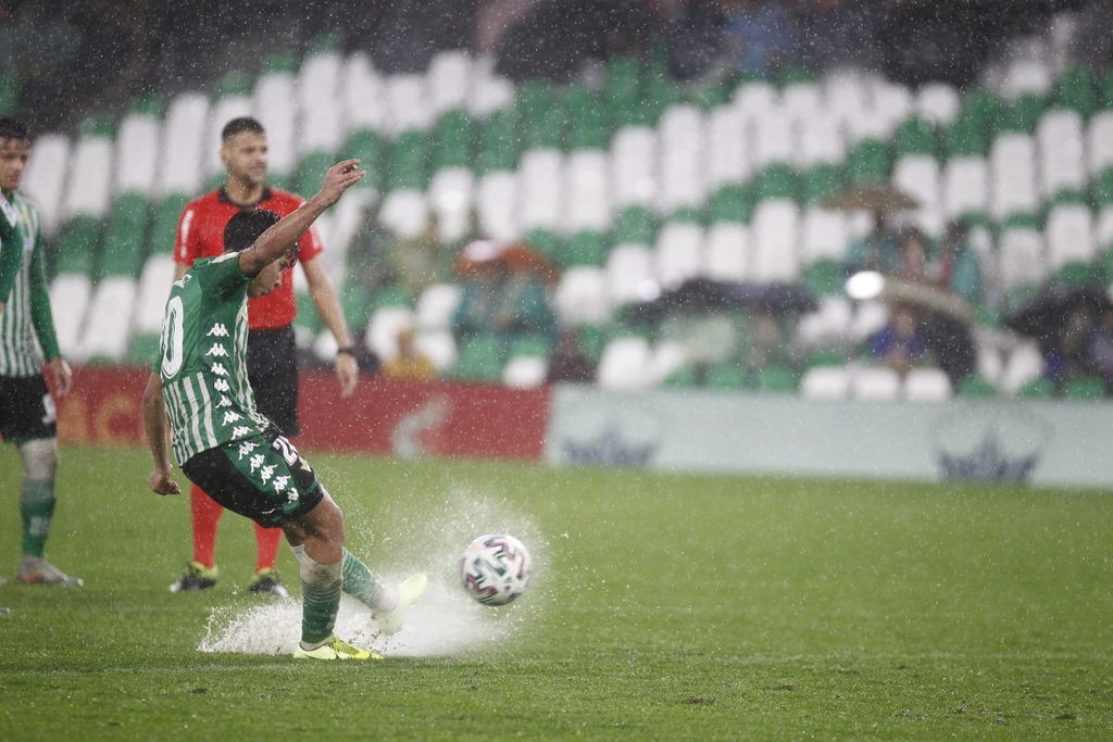 Diego Lainez marcó de tiro libre el tercer tanto del Betis, en la goleada de su equipo 4-0 sobre el Antoniano. (CORTESÍA) 