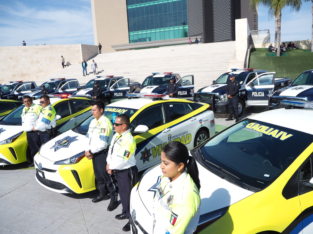 Este martes el Ayuntamiento de Torreón entregó nuevas patrullas equipadas a los elementos de la DSPM y Tránsito y Vialidad. (VERÓNICA RIVERA)