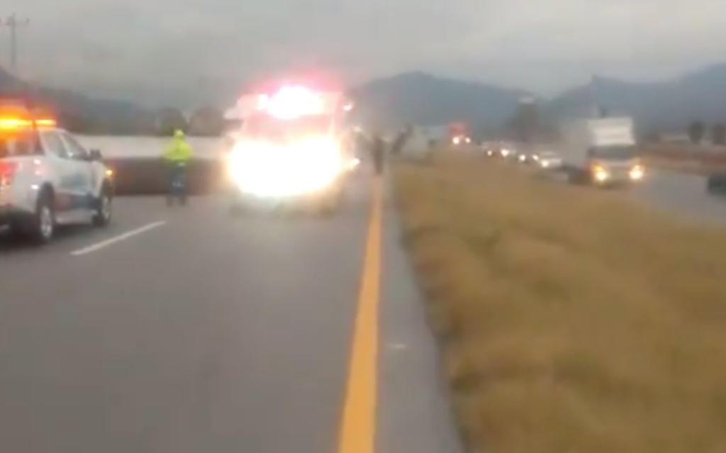 Dos tráileres estuvieron involucrados en un accidente carretero sobre la rúa libre Monterrey-Saltillo, uno de los choferes fue trasladado para su atención médica.  (TWITTER)