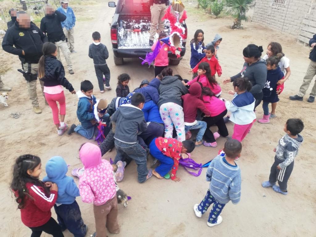 Un grupo de elementos de la Policía Civil de Coahuila, arribaron hasta la colonia Zacatequillo de Matamoros, para realizar una posada infantil. (EL SIGLO DE TORREÓN)