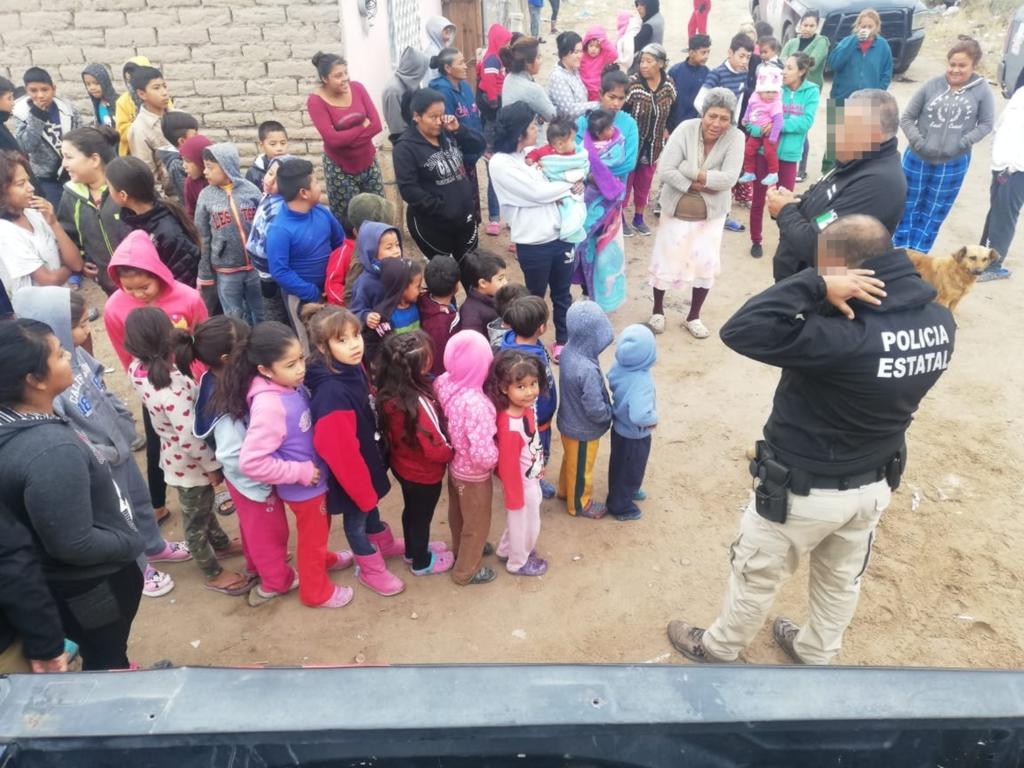 La colonia Zacatequillo es una de las más vulnerables del municipio de Matamoros, por lo que fue elegida por los agentes para llevar a los pequeños una piñata, bolos, juguetes chocolate caliente y pastel. (EL SIGLO DE TORREÓN)
