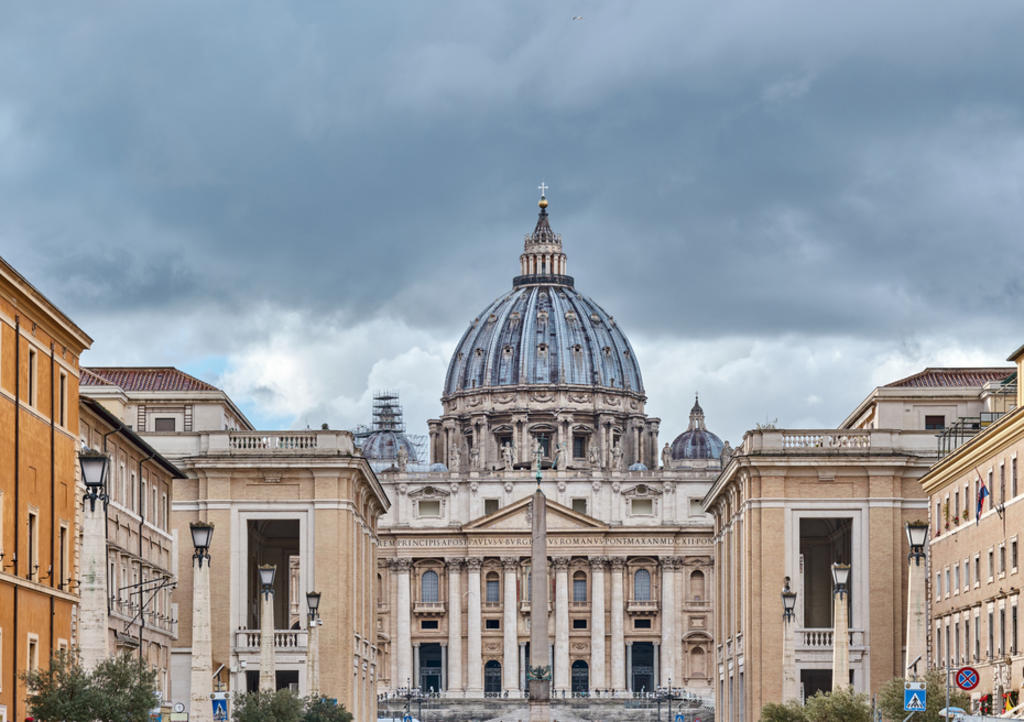 La oficina del Vaticano que investiga los posibles abusos sexuales de parte de sacerdotes recibió 1,000 denuncias de todo el mundo este año. (ARCHIVO)