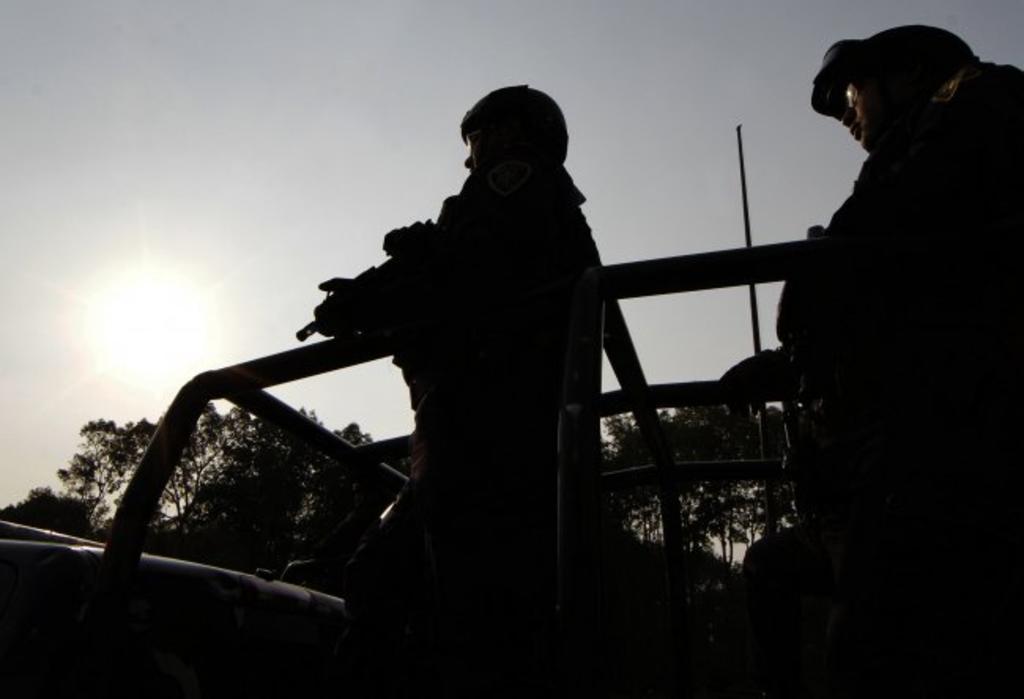 Elementos de la Guardia Nacional detuvieron en la Garita Internacional Puerta México en Nogales, Sonora, a un hombre estadounidense que transportaba armas de alto calibre y cargadores. (ARCHIVO)