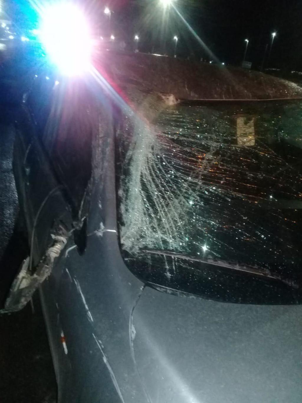 Autoridades localizan auto volcado y abandonado sobre el periférico de Torreón, presuntamente la unidad había sido robada horas antes. (EL SIGLO DE TORREÓN)