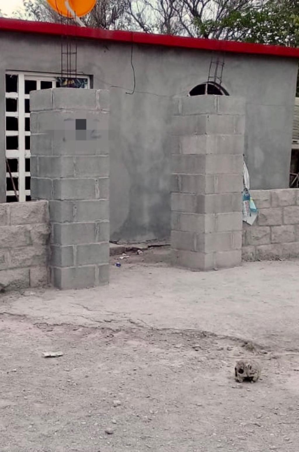 El cráneo quedó frente a una vivienda después que se alejo a los perros. (EL SIGLO COAHUILA)