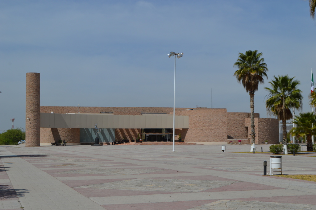 Maestros jubilados se manifestaron en la rectoría de la Universidad Autónoma de Coahuila por la falta de pagos de aguinaldos.
