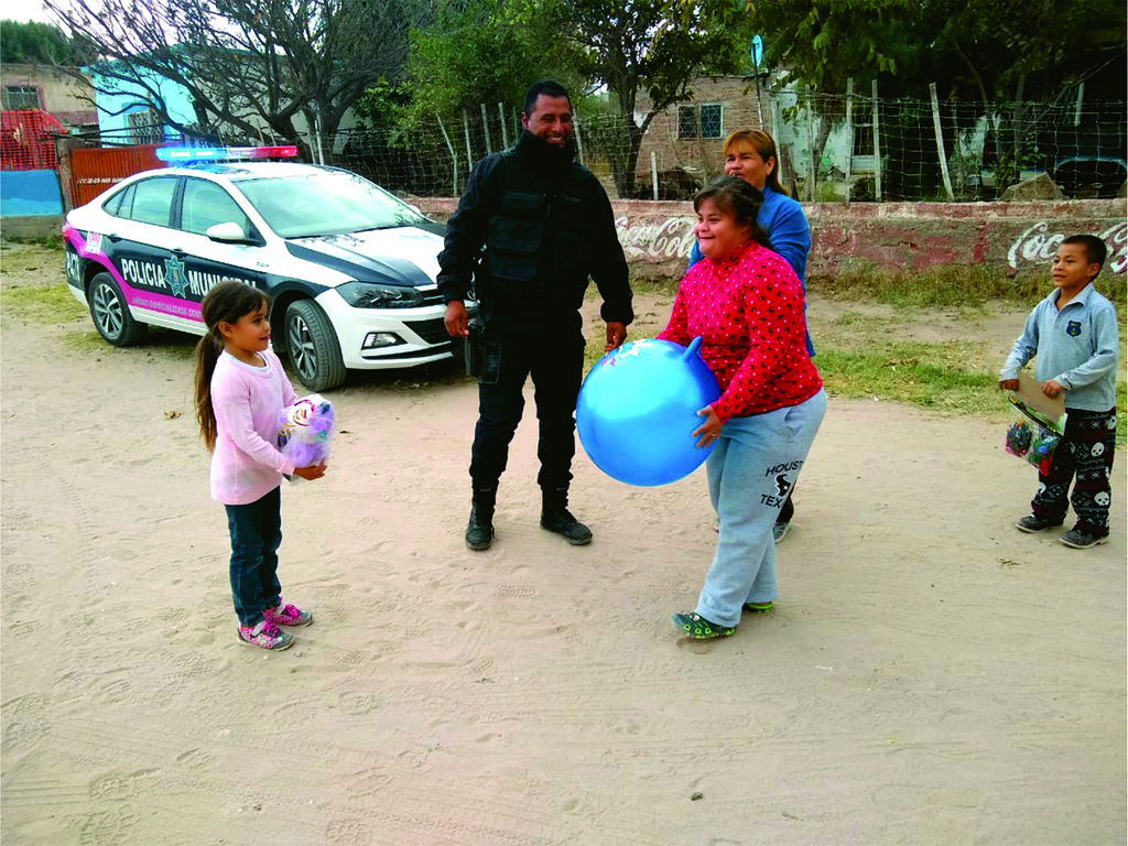 Los policías municipales de Lerdo visitaron a niños y niñas de diversas localidades.