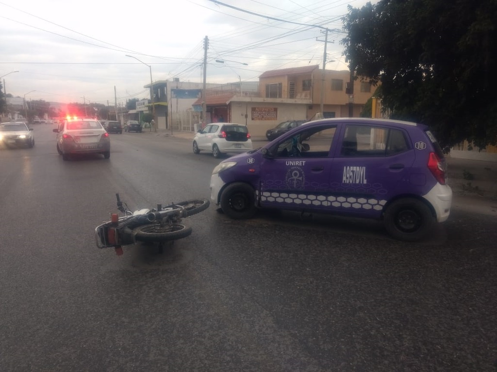 El motociclista se impactó contra un taxi que se encontraba estacionado y arrancó para retornar.