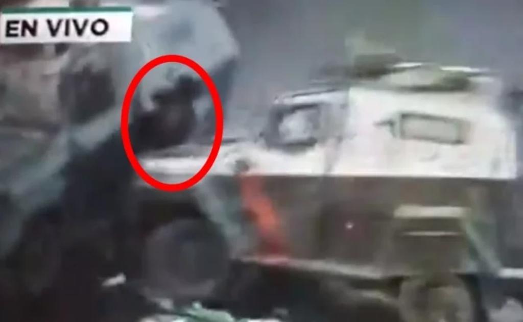 Videos en redes sociales muestran cómo algunas tanquetas de los Carabineros buscan replegar a las personas con agua a chorro, mientras dos vehículos chocan entre sí, aplastando a un joven manifestante. (ESPECIAL)
