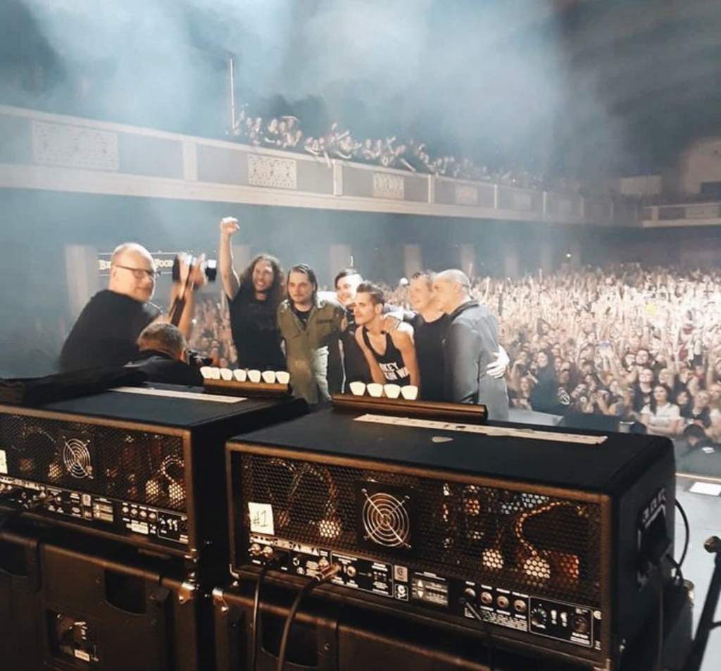 La noche de ayer fue una fecha muy esperada para todos los seguidores de My Chemical Romance, pues la banda de rock volvió a tocar sobre el escenario tras siete años de ausencia, en el Shrine Expo Hall de Los Ángeles. (ESPECIAL)
