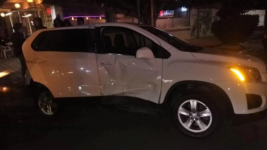Hasta el lugar del accidente llegaron los paramédicos de la Cruz Roja de Torreón, quienes les brindaron los primeros auxilios a los pasajeros de la camioneta Chrysler, que reportaron diversas lesiones en diferentes partes del cuerpo. (EL SIGLO DE TORREÓN)