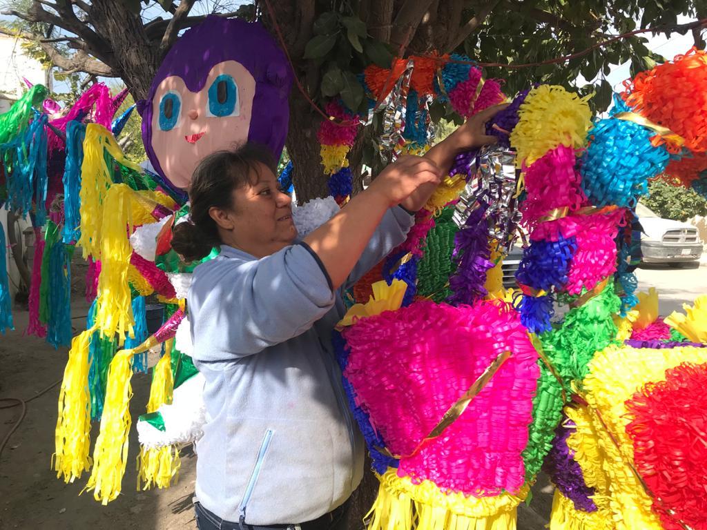La señora ‘Chaly’ tiene alrededor de 20 años dedicándose a la elaboración de las piñatas. Le ayudan sus hijos y sus nueras. (ANGÉLICA SANDOVAL)
