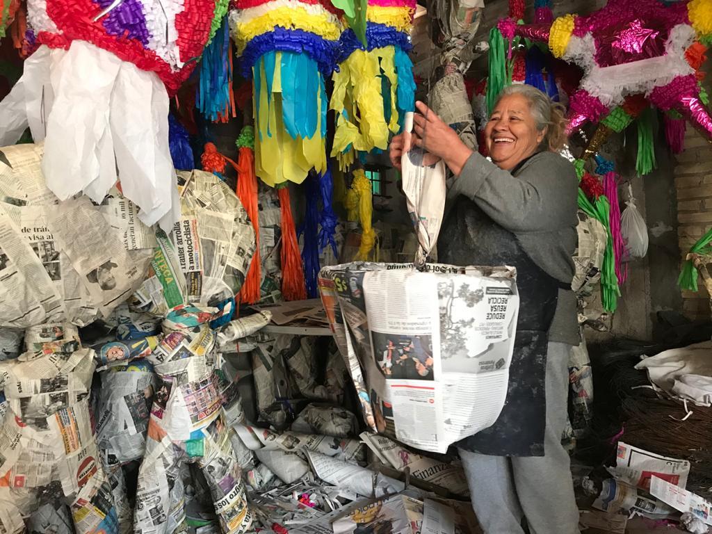 A sus 71 años, la madre de Claudia dice que es muy feliz elaborando las piñatas. ‘Gracias a Dios no me duele nada, aquí seguiré’. (ANGÉLICA SANDOVAL)