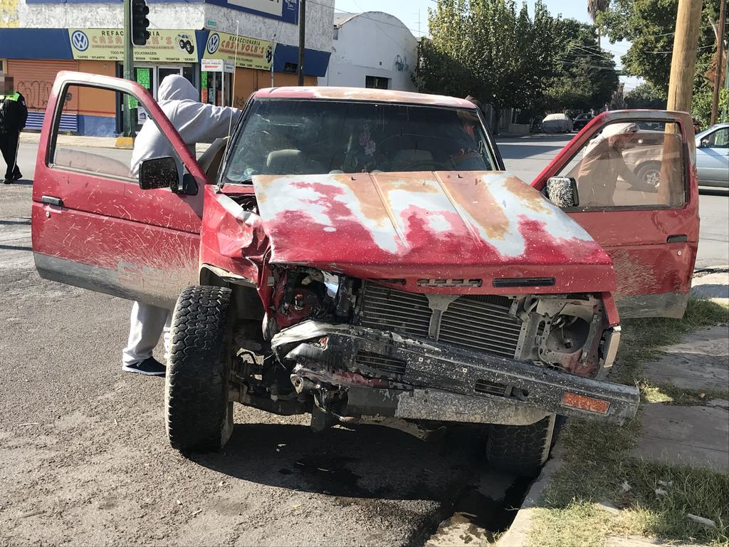 Una mujer y dos menores resultaron lesionados en un accidente vial registrado la mañana de este domingo en la zona centro de la ciudad de Gómez Palacio. (EL SIGLO DE TORREÓN)