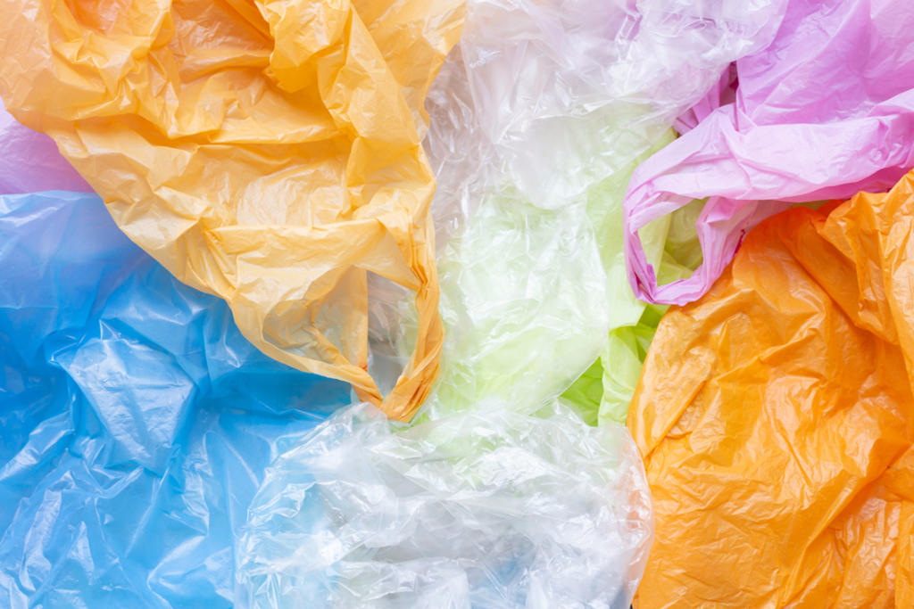 Medidas individuales como el uso de recipientes desechables o bolsas de plástico biodegradables no son efectivas en el combate a la contaminación, pues representan una solución falsa: Greenpeace. (ARCHIVO) 