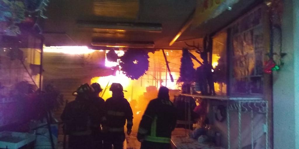 El incendio registrado esta madrugada en el mercado San Cosme en la Ciudad de México afectó a 181 puestos, alrededor de mil metros cuadrados del recinto, además de generar cuantiosas pérdidas económicas para más de 150 familias. (TWITTER)