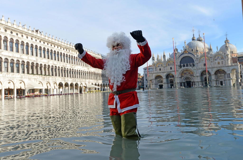 Venecia vuelve a sufrir el fenómeno del agua alta, que esta mañana alcanzó un pico de 144 centímetros. (EFE) 