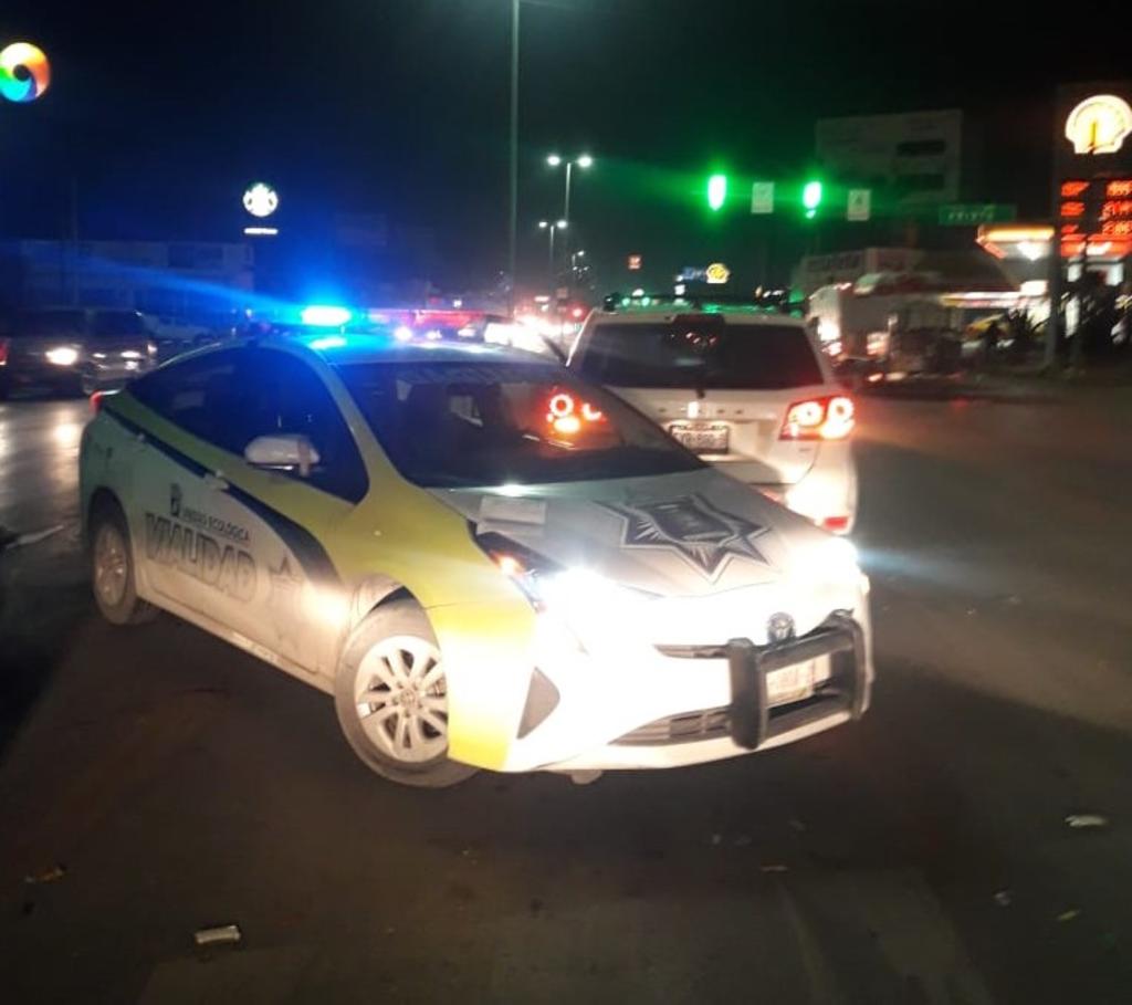 La conductora de una camioneta chocó contra una patrulla de Tránsito y Vialidad, la unidad oficial se encontraba desviando el tráfico sobre el bulevar Independencia, por el paso del desfile navideño. (EL SIGLO DE TORREÓN)
