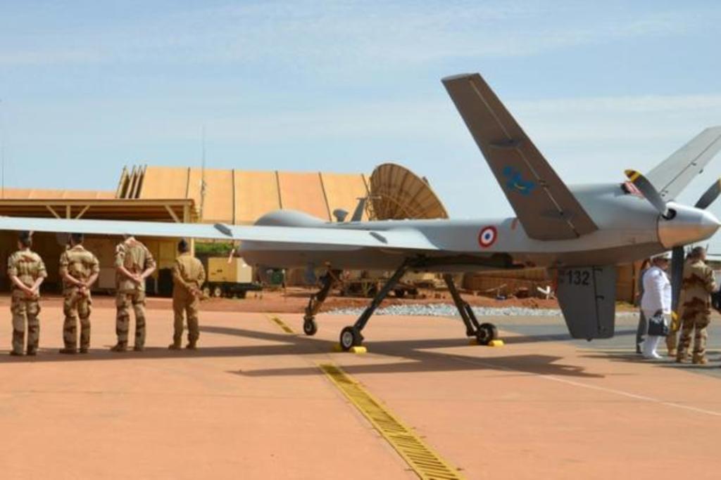 El Ministerio de Defensa de Francia informó el lunes que el fin de semana llevó a cabo su primer bombardeo con dron en Mali. (ESPECIAL) 