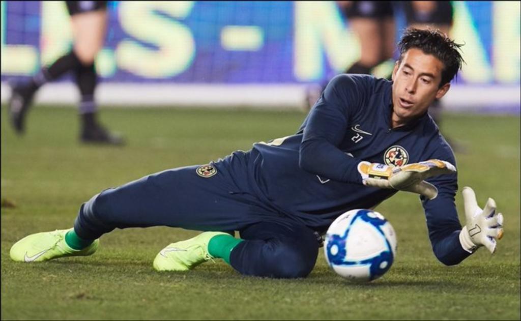 El portero mexicano se detuvo con los aficionados para firmarles playeras, balones y gorras. (CORTESÍA)