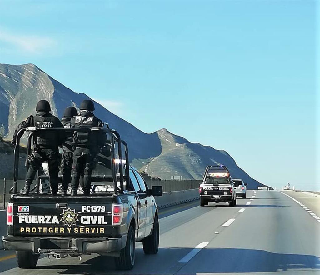 Efectivos de la policía estatal Fuerza Civil de Nuevo León detuvieron a tres sujetos que a bordo de dos vehículos transportaban alrededor de siete kilogramos de cocaína. (ESPECIAL)