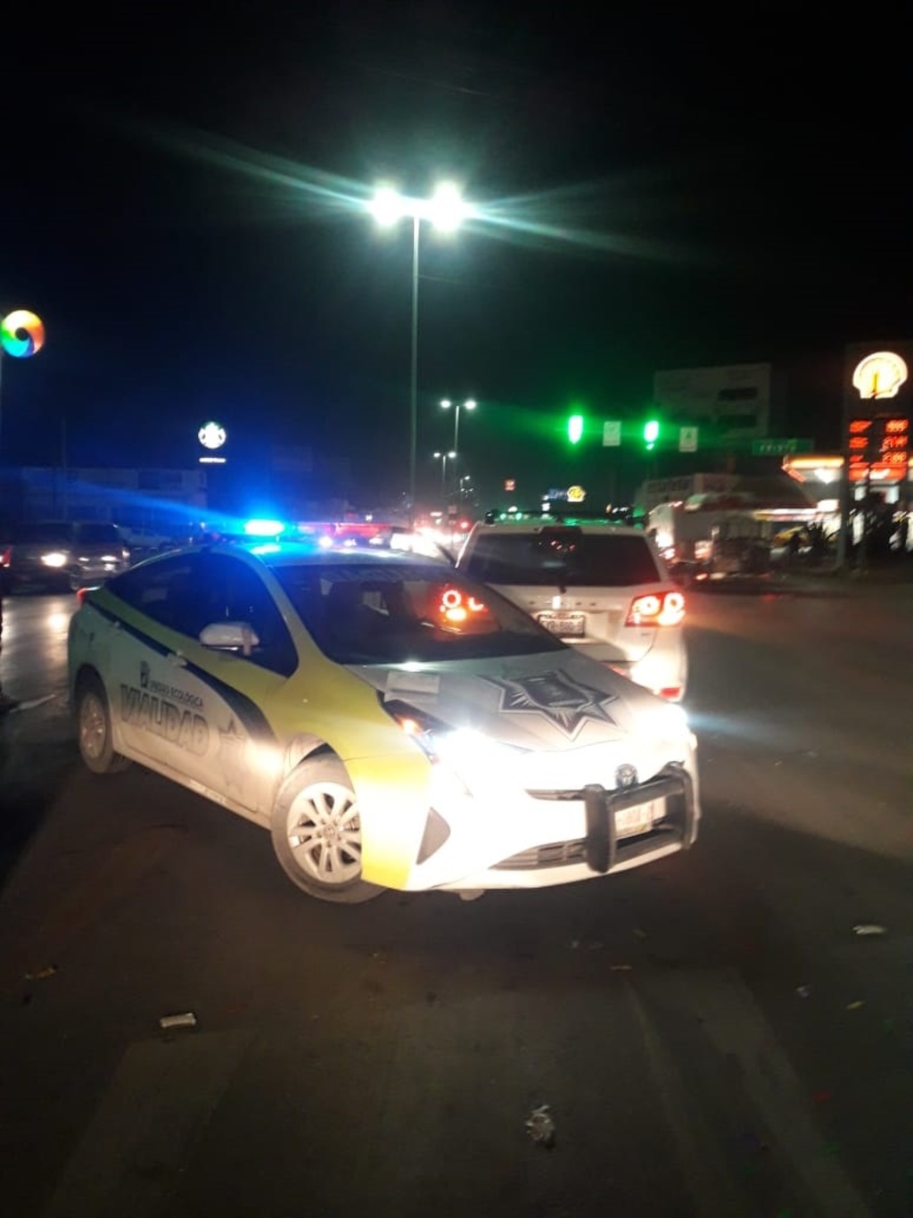Joven conductora choca patrulla de Tránsito y Vialidad en bulevar Independencia.