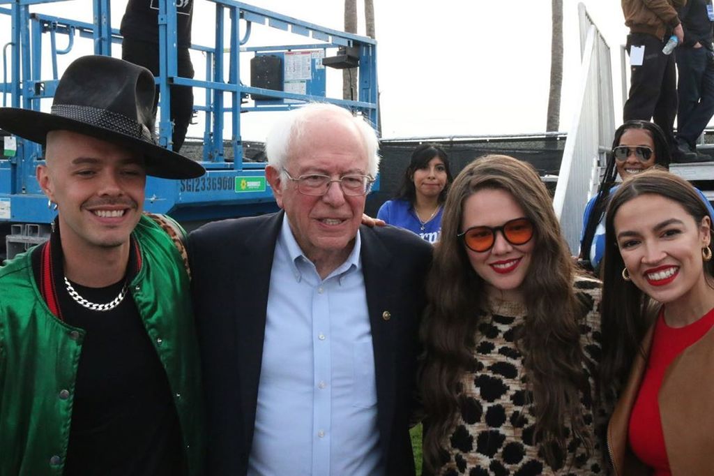 En un evento político. Jesse y Joy con el precandidato demócrata Bernie Sanders y la congresista Alexandria Ocasio-Cortez. (ESPECIAL)