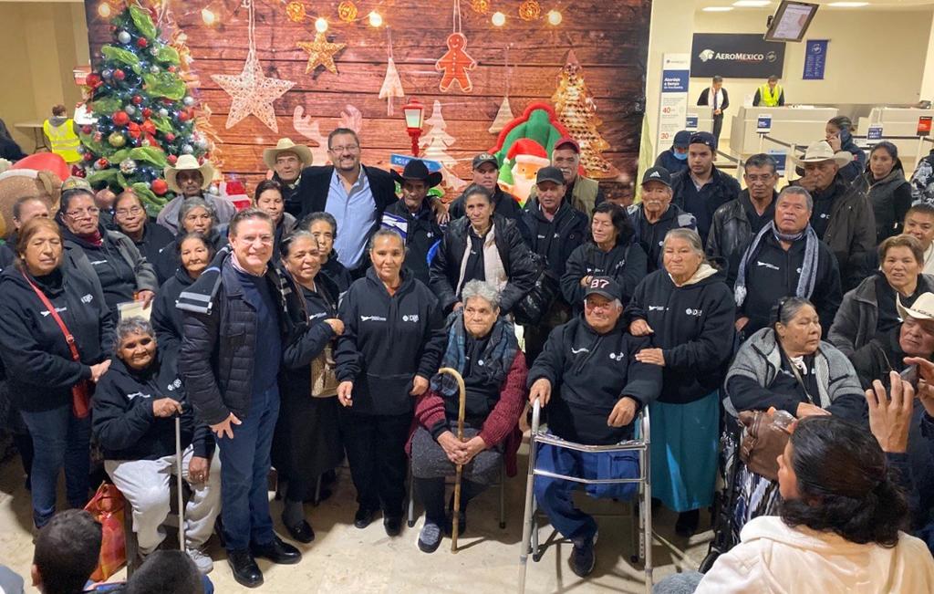 El gobernador, José Rosas Aispuro, acompañó al aeropuerto capitalino a los 68 adultos mayores, parte del programa “Abrazando Almas”. (CORTESÍA) 