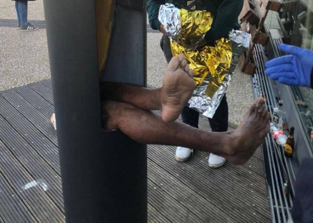 Alguien vio sus pies saliendo del poste y llamó por ayuda. (INTERNET)