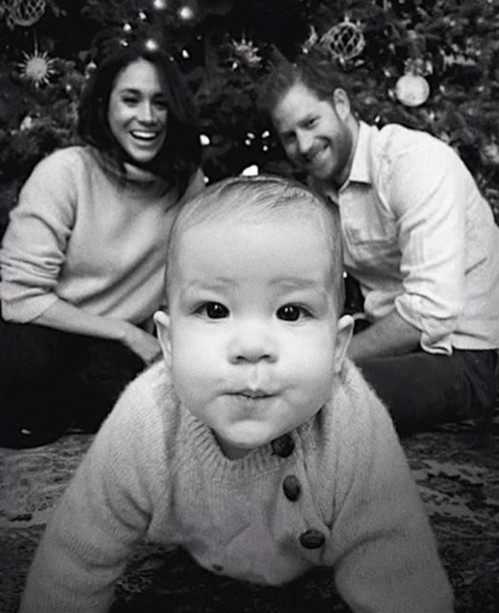 Meghan Markle y el príncipe Harry lanzaron su primer tarjeta navideña familiar, pues el pequeño Archie, a sus 7 meses, fue quien protagonizó la hermosa fotografía. (ESPECIAL)