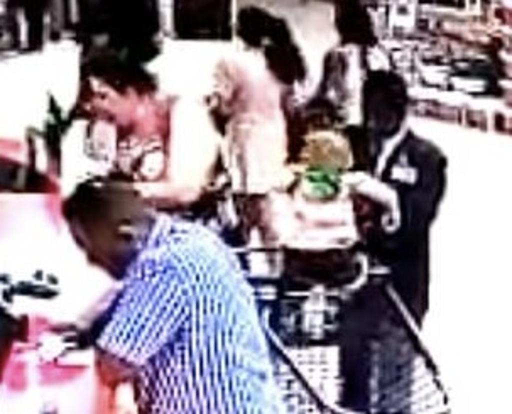 Guardia de seguridad intenta secuestrar a un niño en un supermercado