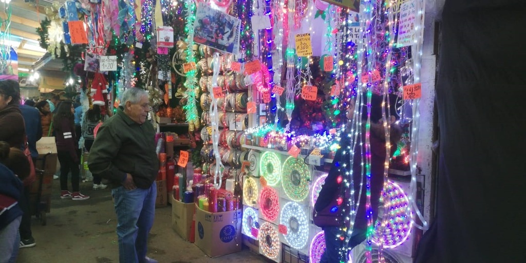 Desde hace 37 años el señor Víctor Lozano se ha dedicado a la venta de luces navideños. Su negocio se instala cada año en el Mercadito Navideño junto a su esposa y a sus hijos.