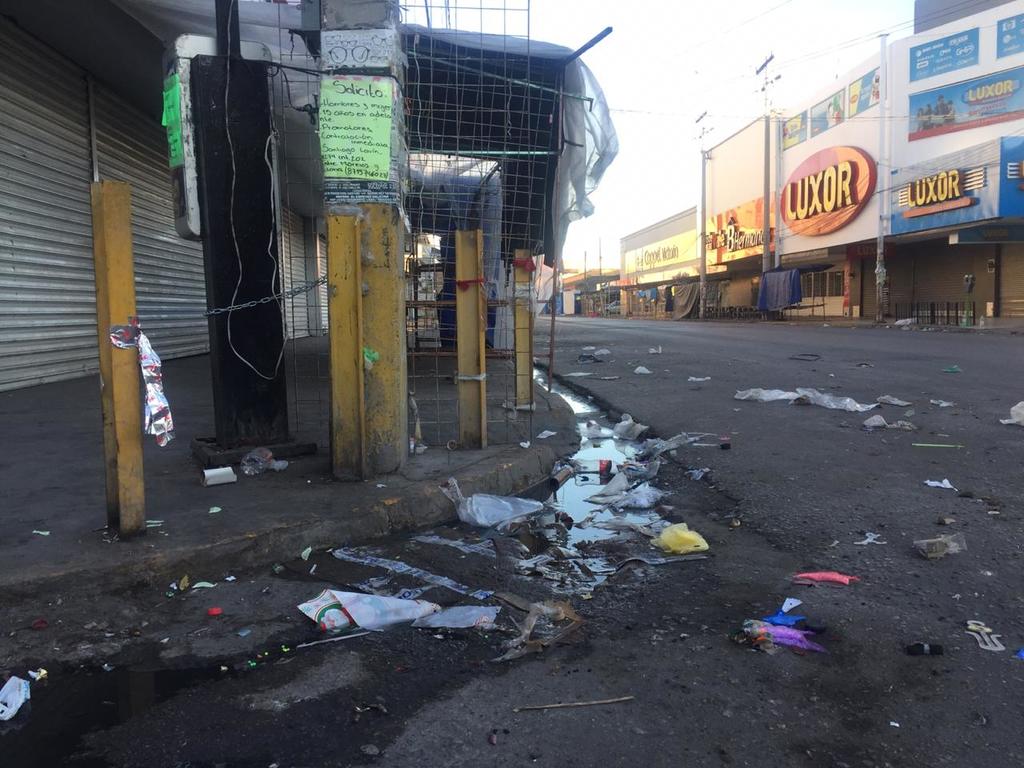 En la zona Centro de Gómez Palacio, se apreciaron grandes bolsas de residuos en las esquinas. (EL SIGLO DE TORREÓN)