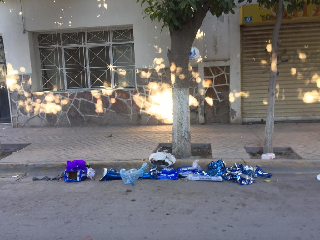 En el municipio de Lerdo, algunos ciudadanos no dudaron en dejar cartones y latas de cerveza y de refrescos sobre las calles.  (EL SIGLO DE TORREÓN)