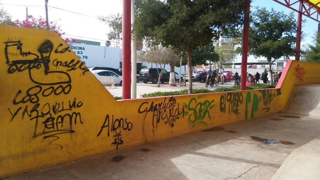 Algunos jóvenes que acuden al Skate Park pidieron a las autoridades rehabilitar el espacio, el cual está vandalizado. (EL SIGLO DE TORREÓN/MARY VÁZQUEZ) 