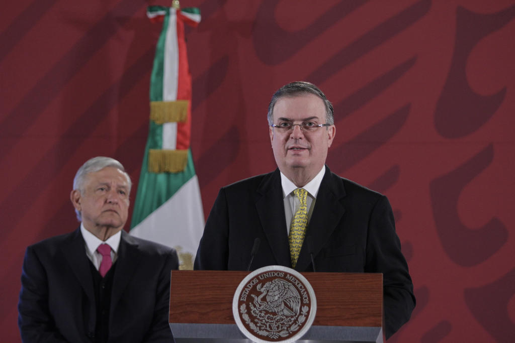 El presidente López Obrador inició la conferencia mañanera acompañado de funcionarios de la Guardia Nacional, de Migración y de la Secretaría de Relaciones Exteriores. (NOTIMEX)