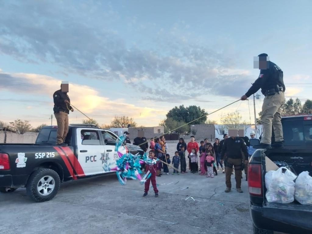 Para compartir y estrechar lazos con la comunidad, elementos de la Policía Civil Coahuila, asignados al municipio San Pedro, llevaron a cabo una posada con niños de escasos recursos, previo a la Nochebuena. (EL SIGLO DE TORREÓN)
