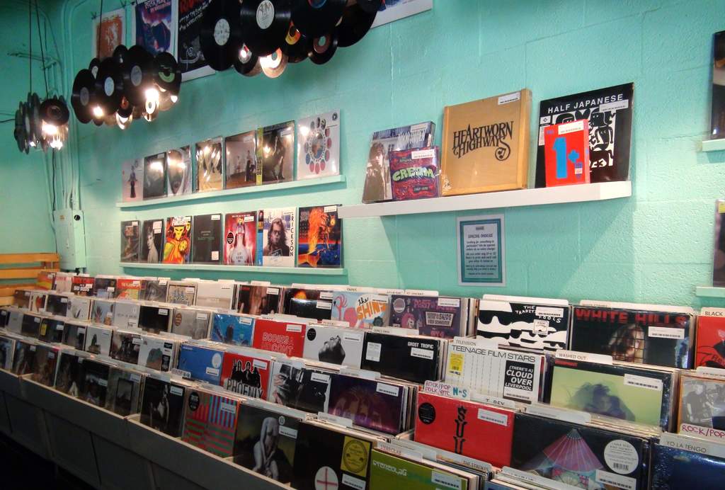 Antes de la llegada de los servicios de streaming, las tiendas de discos era la única opción para adquirir música, hoy eso ha cambiado. (ARCHIVO) 