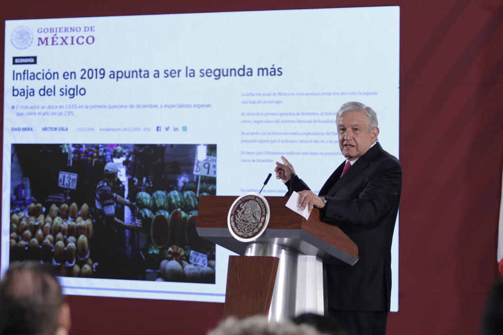El presidente Andrés Manuel López Obrador destacó que este 2019 termina con buenas noticias en lo económico pues, entre otra cosas, no aumentó la deuda pública y la inflación es controlada, y para el próximo año no habrá “sorpresas desagradables” en ese rubro. (NOTIMEX)