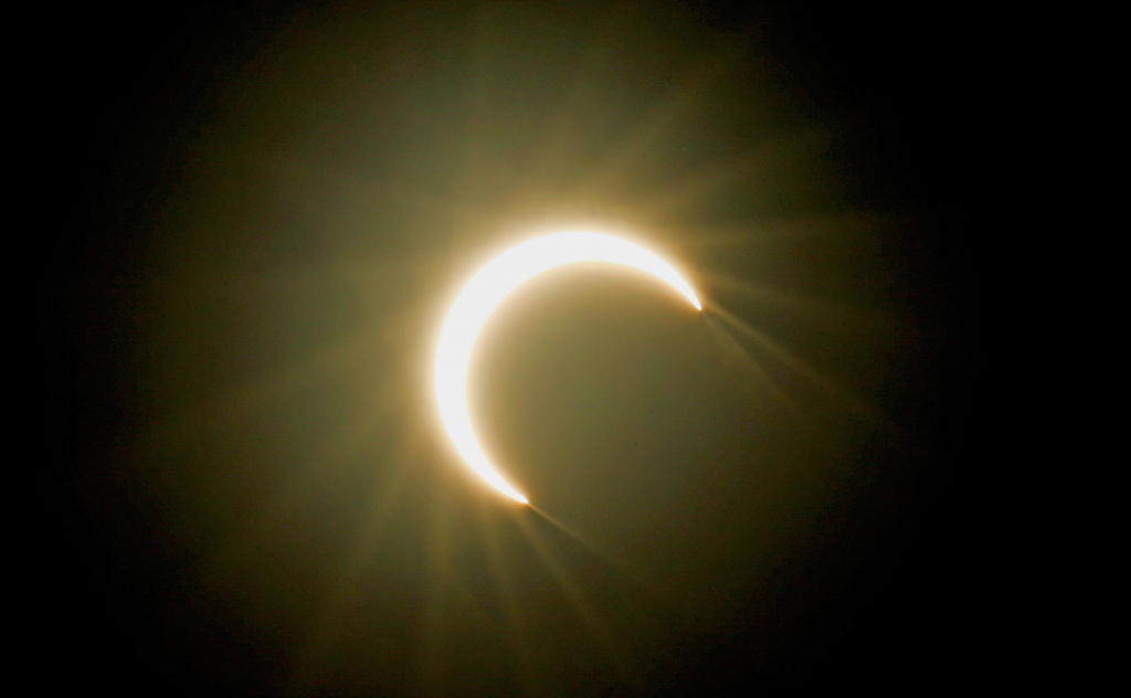 Este tipo de eclipse se produce cuando la Luna está más alejada de la Tierra y se coloca justo delante del sol, pero no lo cubre totalmente, lo que crea su característico anillo de fuego.
(EFE)