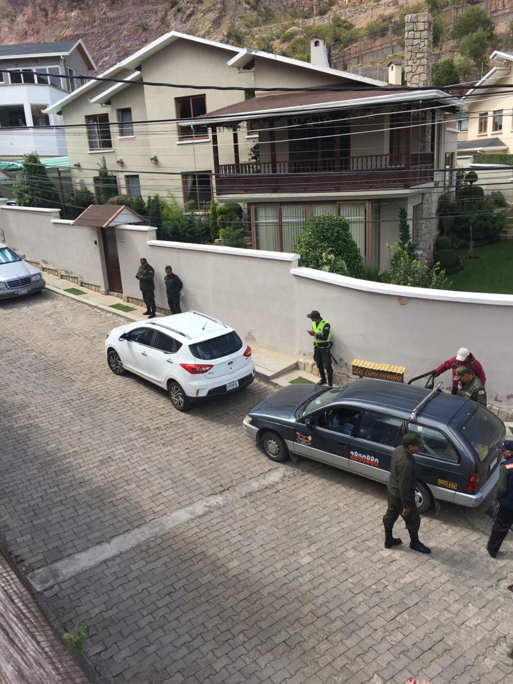 Maximiliano Reyes, subsecretario de Relaciones Exteriores para América Latina y el Caribe, denunció que esta mañana arribaron cerca de 50 policías y militares a la embajada de México en Bolivia en 10 vehículos. (TWITTER)