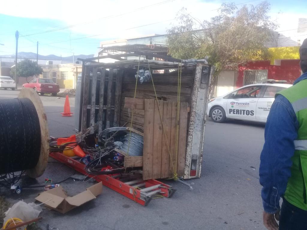 El percance se registró alrededor de las 8:30 de la mañana en el cruce de la avenida Aldama y calle Joaquín Moreno, en la zona Centro de Torreón.
(EL SIGLO DE TORREÓN)