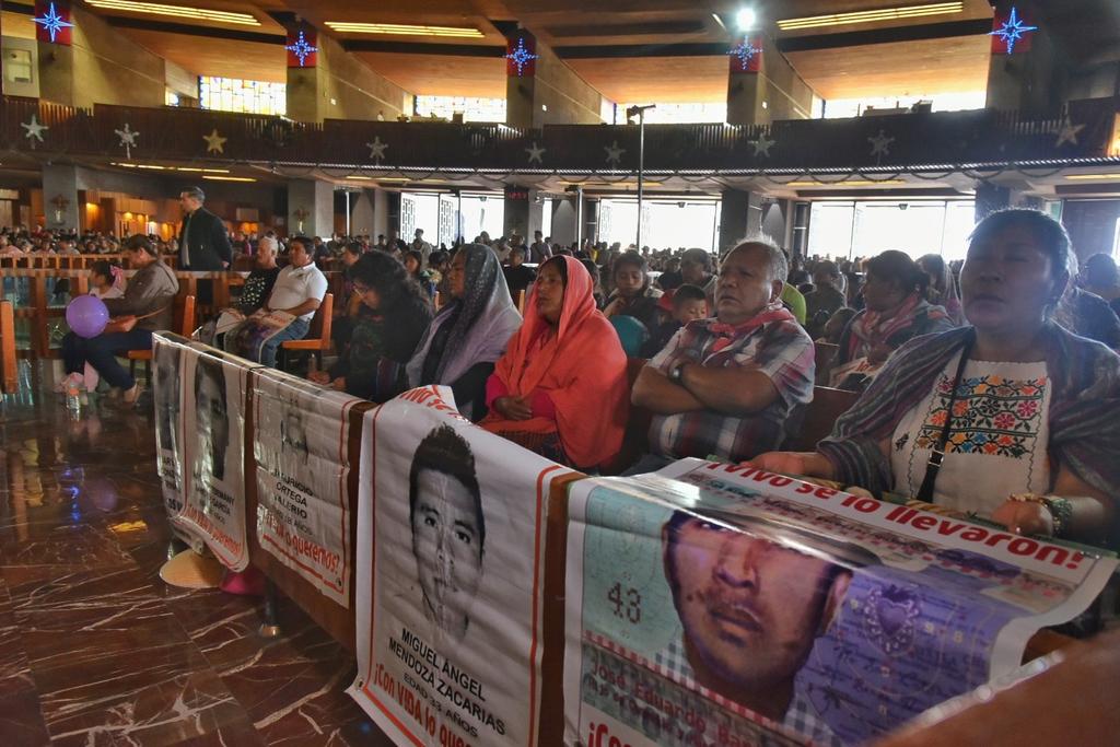 Al grito “¡Vivos se los llevaron, vivos los queremos!”, los padres de los 43 normalistas de Ayotzinapa ingresaron a la Basílica de Guadalupe para pedir por sus hijos y encontrar la verdad que se les negó en la pasada administración federal. (ESPECIAL)